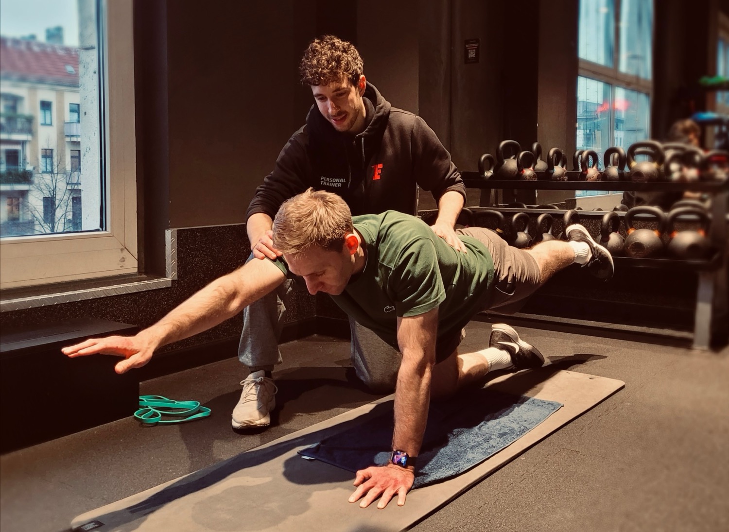 Vitek Korinek beim Personal Training mit einem Klienten im Fitness First Schönhauser Allee